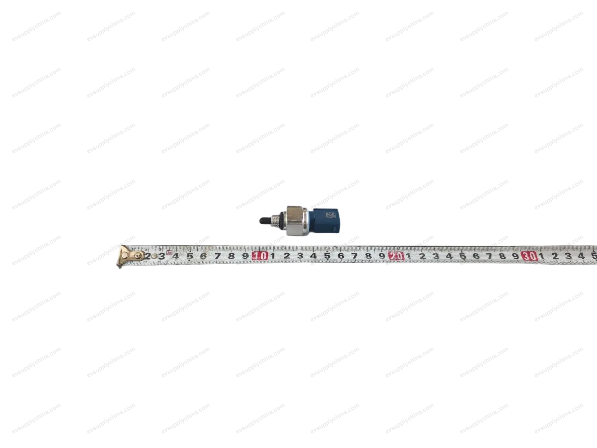 Pressure and temperature sensor — BYD Denza D9 — OE 15543879-00, UFEA-8114460